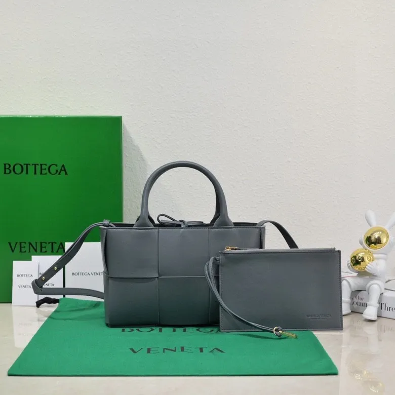 Batch 1500 🔥🔥🔥BV mini tote bag🟡🟡🟡Arco tote finally has a mini version this season. I love this size💯I have always been fond of tote bags because it has no complicated design, is simple and neat, and is easy to match with daily clothes🍒🍒Key point key point! It comes with a detachable shoulder strap, suitable for commuting and casual wear for any occasion👏👏Model number: 9894#, size: 25x16x8cm